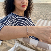 Thumbnail for Bracciale con frase — foto indossata in una giornata di relax, oro rosa | SKU: bgby-rg