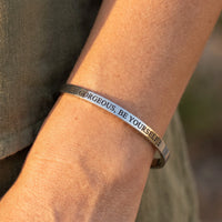 Thumbnail for Bracciale con frase — primo piano dei dettagli, argento | SKU: bgby-wg