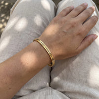 Thumbnail for Bracciale con scritta — foto indossata, misura reale, oro | SKU: btuvoy-g