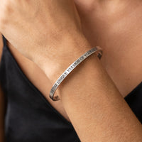 Thumbnail for Bracciale con frase — primo piano dei dettagli, argento | SKU: btuvoy-wg
