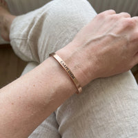 Thumbnail for Bracciale inciso — foto indossata, misura reale, oro rosa | SKU: cp-rg