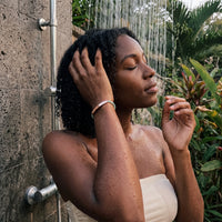 Thumbnail for Bracciale inciso — foto indossata sotto la doccia, waterproof, oro rosa | SKU: lamenthe-rg