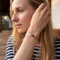 Thumbnail for Bracciale viola — foto indossata nei gesti di tutti i giorni, oro rosa | SKU: lemauve-rg