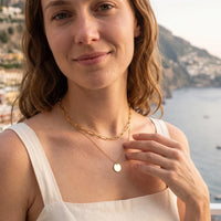 Thumbnail for Collana con medaglietta — foto indossata in viaggio, oro | SKU: le-tendance-g
