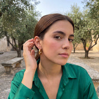 Thumbnail for Orecchini a cerchio — foto indossata nei gesti di tutti i giorni, oro | SKU: lesbrillantes