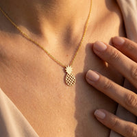 Thumbnail for Ciondolo ananas — primo piano dei dettagli, oro | SKU: 8050907-gold