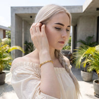 Thumbnail for Bracciale inciso — foto indossata nei gesti di tutti i giorni, oro | SKU: lbat-g