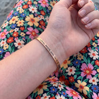 Thumbnail for Bracciale con scritta — foto indossata, misura reale, oro rosa | SKU: lbat-rg