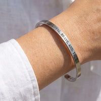 Thumbnail for Bracciale inciso — primo piano dei dettagli, argento | SKU: lbat-wg