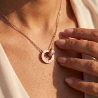 Thumbnail for Collana cerchi intrecciati — primo piano dei dettagli, oro rosa | SKU: 25535378-rose-gold
