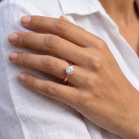 Thumbnail for Anello solitario — primo piano dei dettagli, oro rosa | SKU: 33759698-4.5-rose-gold