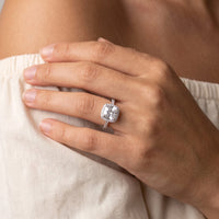 Thumbnail for Anello con zirconi — primo piano dei dettagli, argento | SKU: 497131-4.5-silver