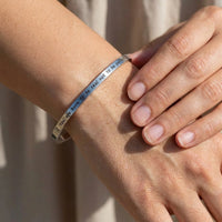 Thumbnail for Bracciale con frase — primo piano dei dettagli, argento | SKU: 9864184-silver