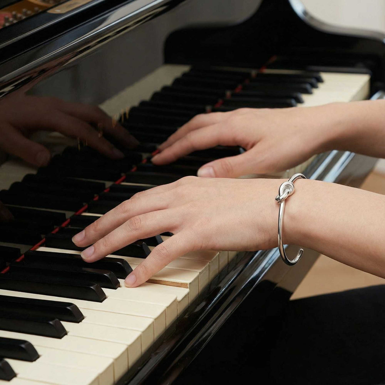 Bracciale rigido con nodo