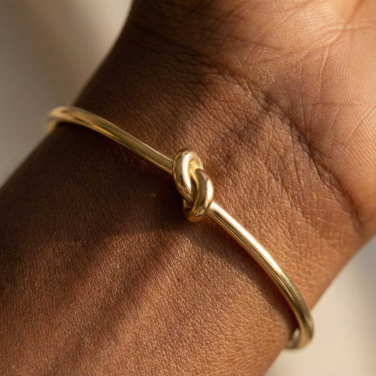 Bracciale rigido con nodo
