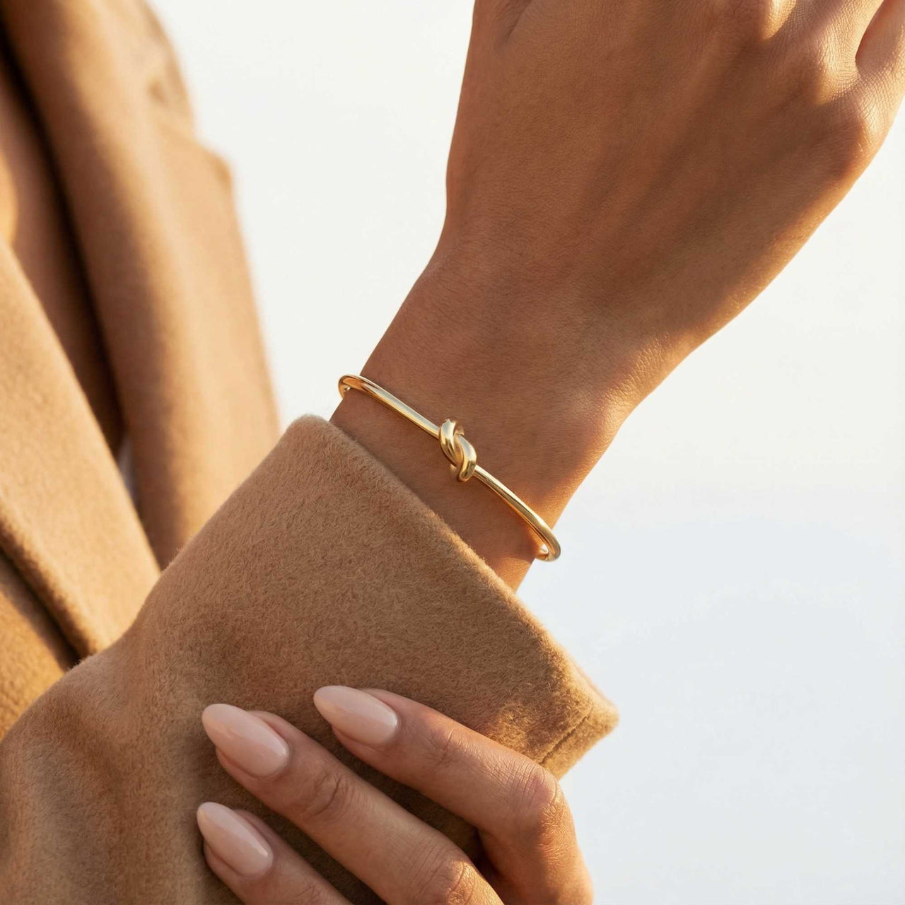 Bracciale rigido con nodo
