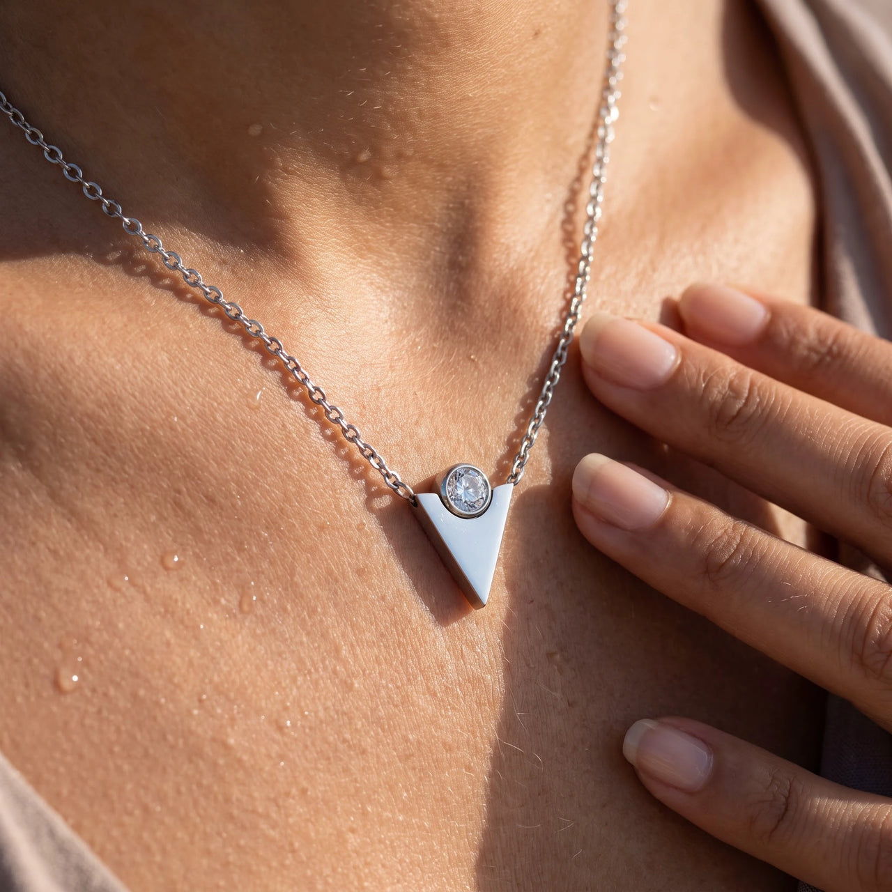 Ciondolo triangolo — primo piano dei dettagli, argento | SKU: 18048714-rhodium-plated
