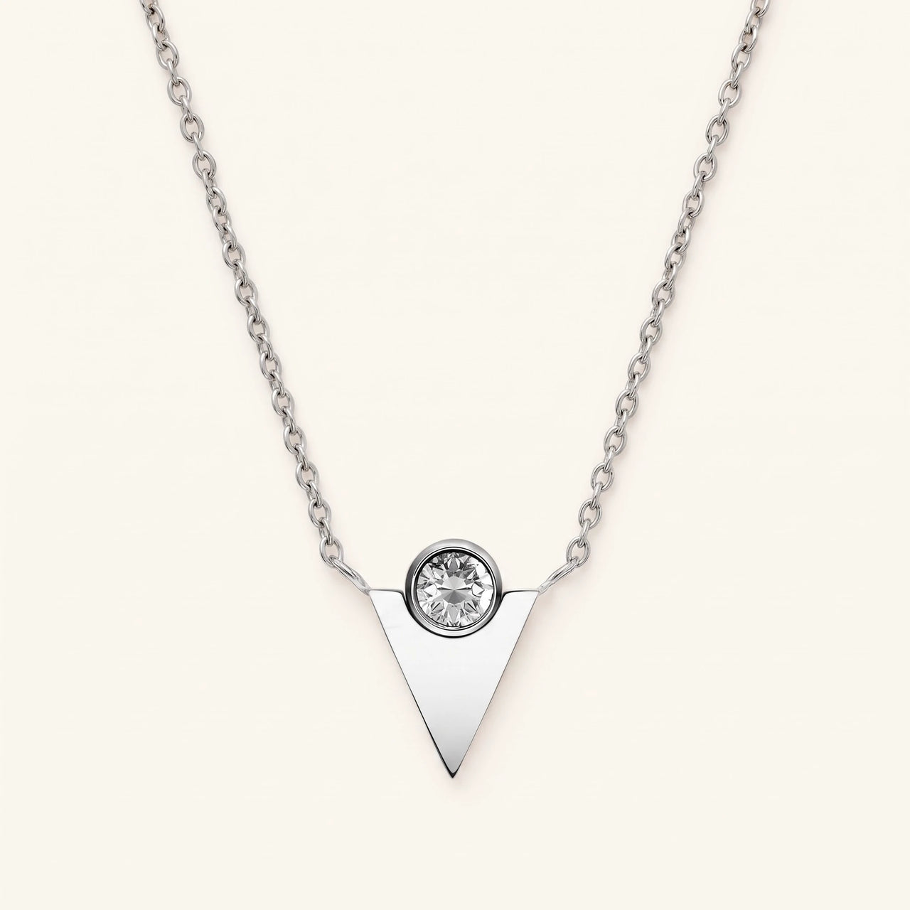 Collana triangolo — foto prodotto su sfondo bianco, argento | SKU: 18048714-rhodium-plated
