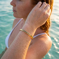 Thumbnail for Bracciale motivazionale — foto indossata in acqua, waterproof, oro | SKU: 7220397-gold-plated-color
