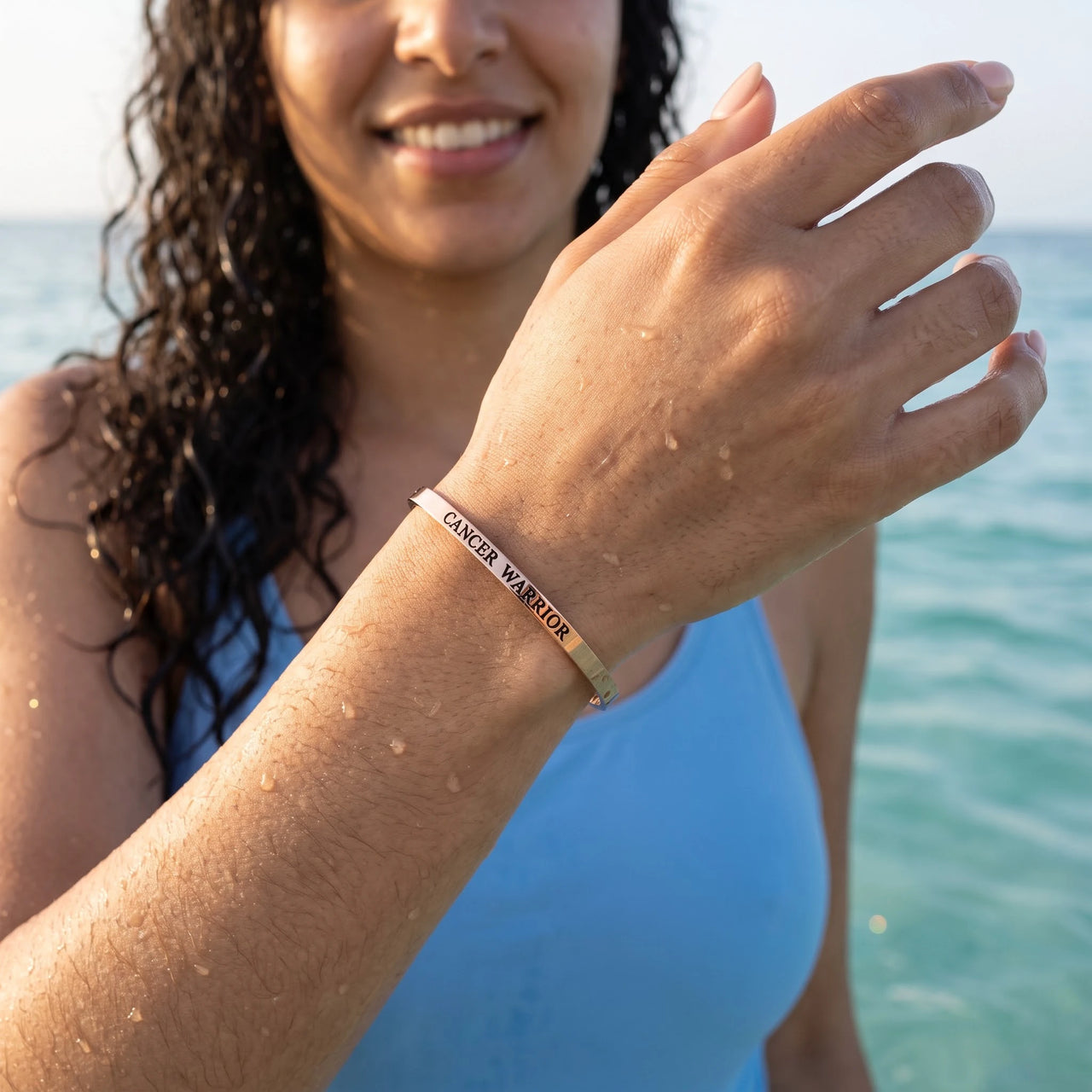 Bracciale motivazionale — foto indossata in acqua, waterproof, oro rosa | SKU: 7220397-rose-gold-plated