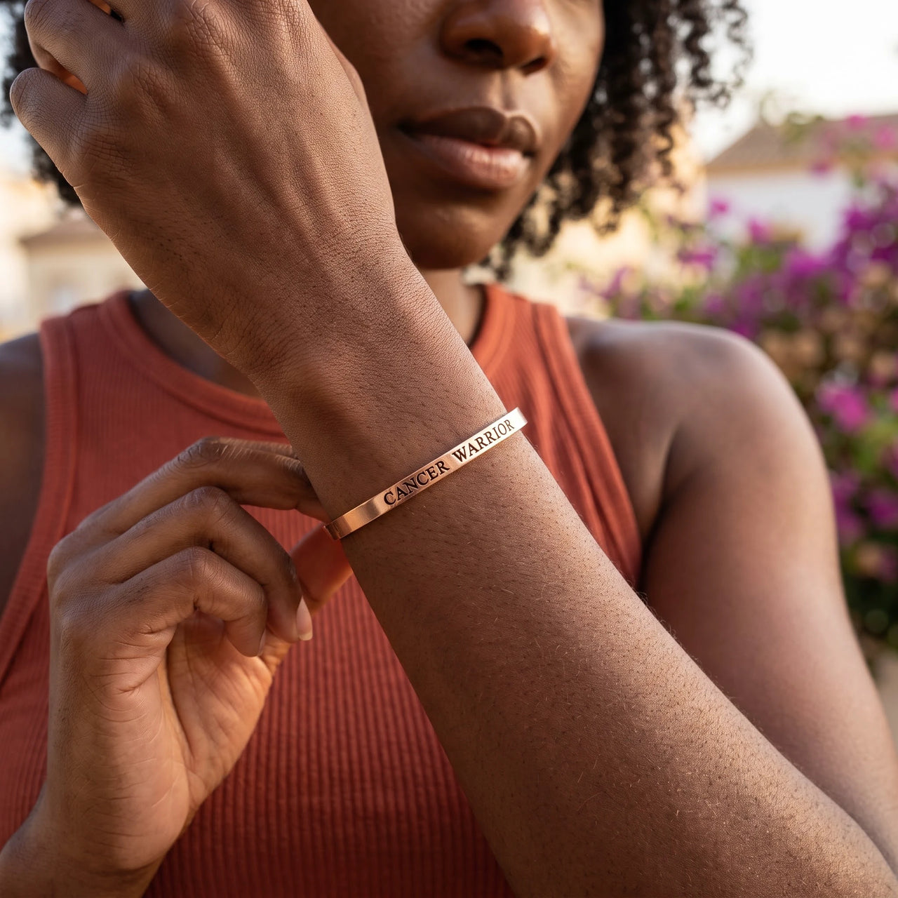 Bracciale con frase — foto indossata nei gesti di tutti i giorni, oro rosa | SKU: 7220397-rose-gold-plated