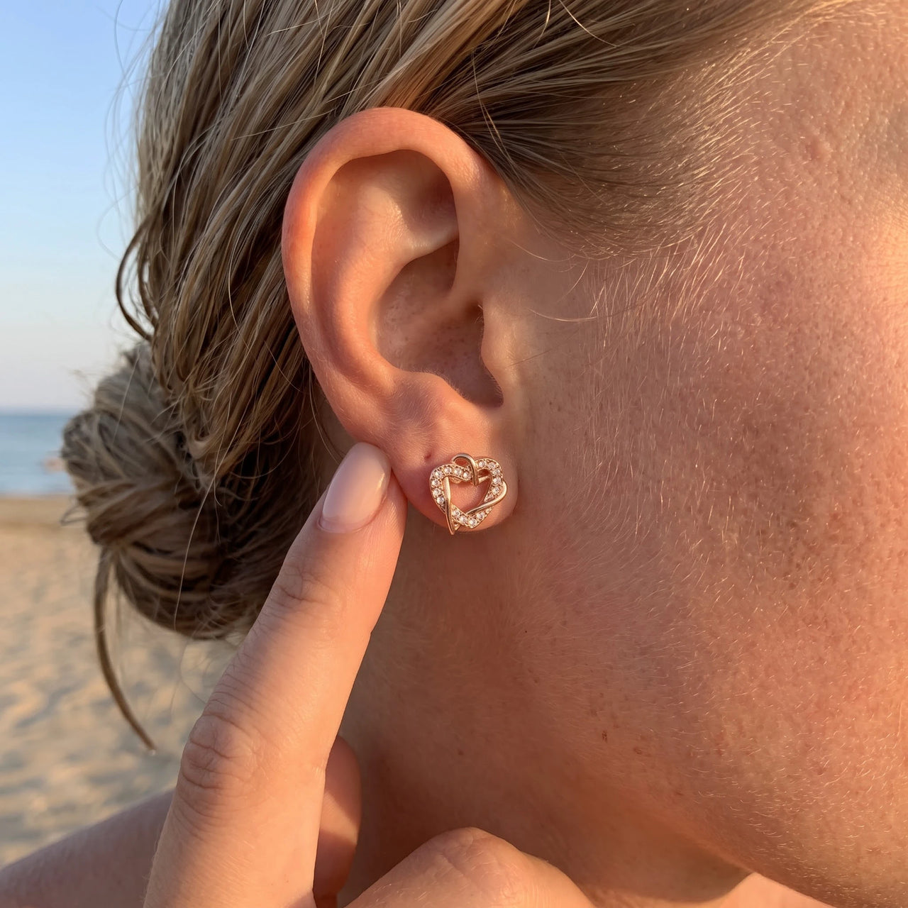 Orecchini cuore — foto indossata, misura reale, oro rosa | SKU: 419593-rose-gold