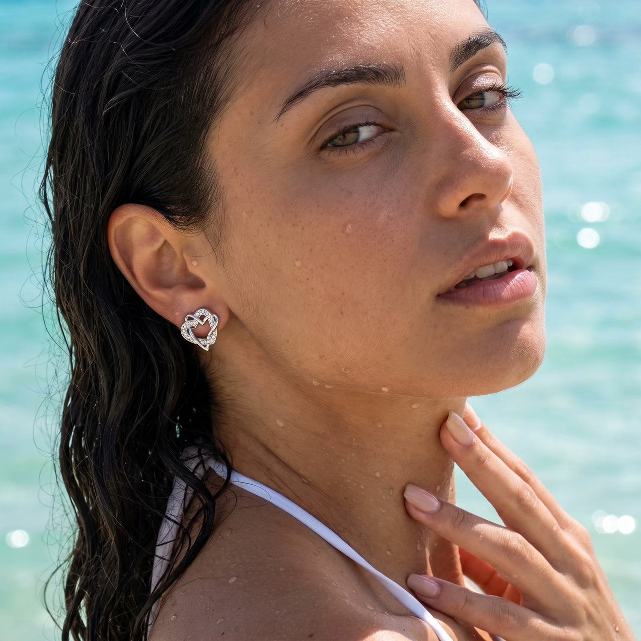 Orecchini doppio cuore — foto indossata in acqua, waterproof, argento | SKU: 4478648-platinum-plated-clear