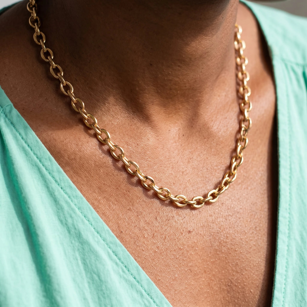 The Chain, gold necklace — close up | SKU: lachaine
