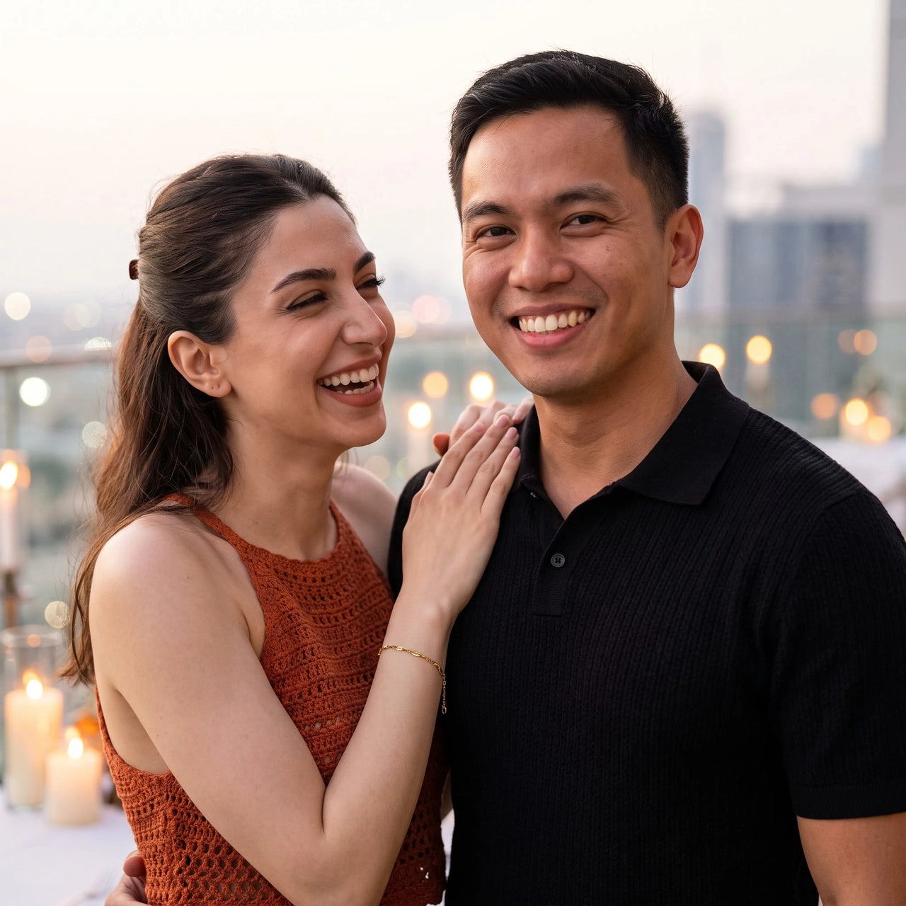 Couple moment, she wears the Finesse bracelet in gold | SKU: lafinesse