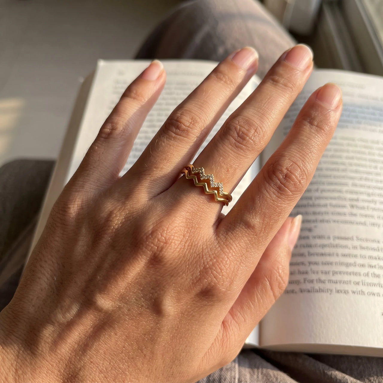 The Zigzag ring in gold worn, showing its real size | SKU: lezigzag