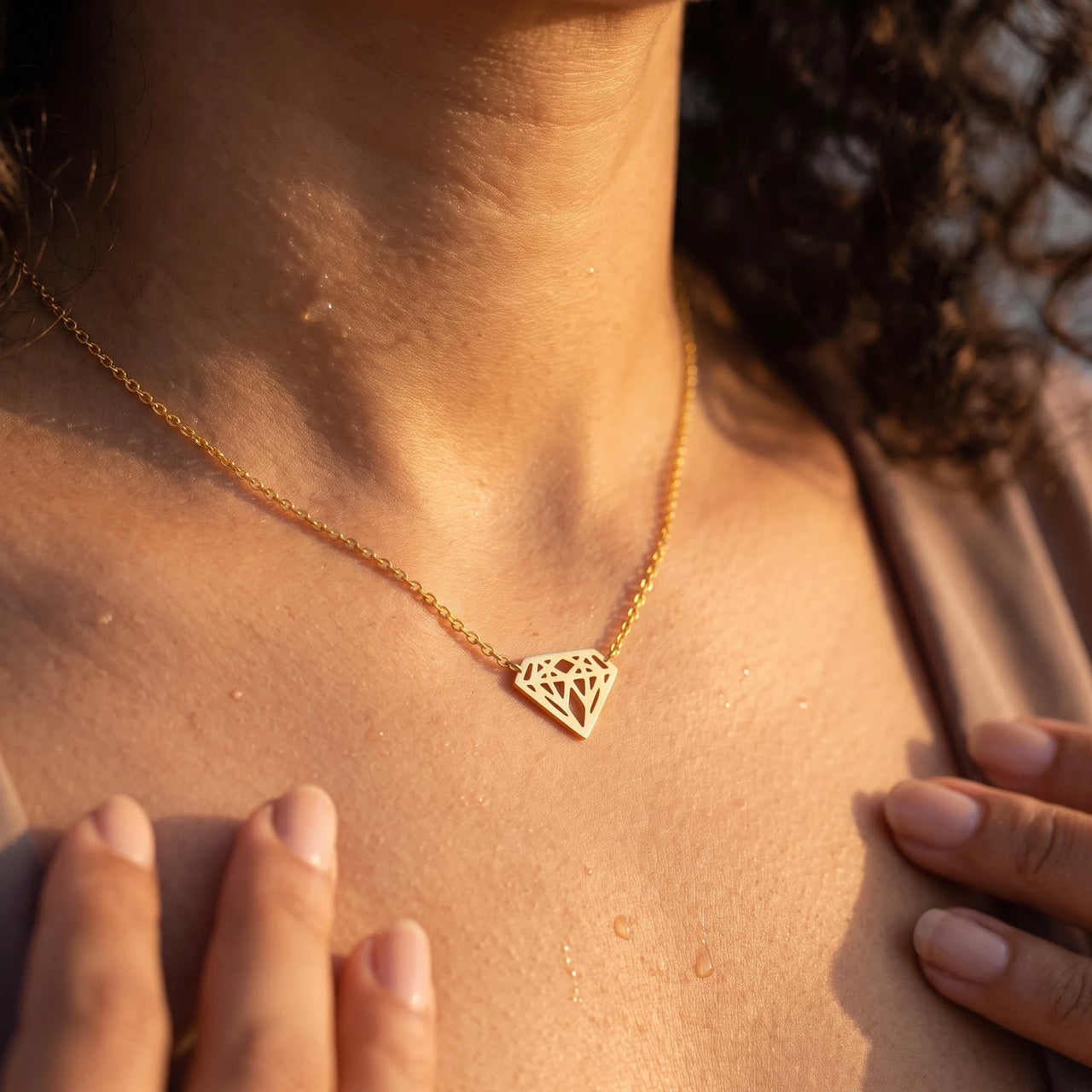Collana geometrica — primo piano dei dettagli, oro | SKU: 12791388-gold