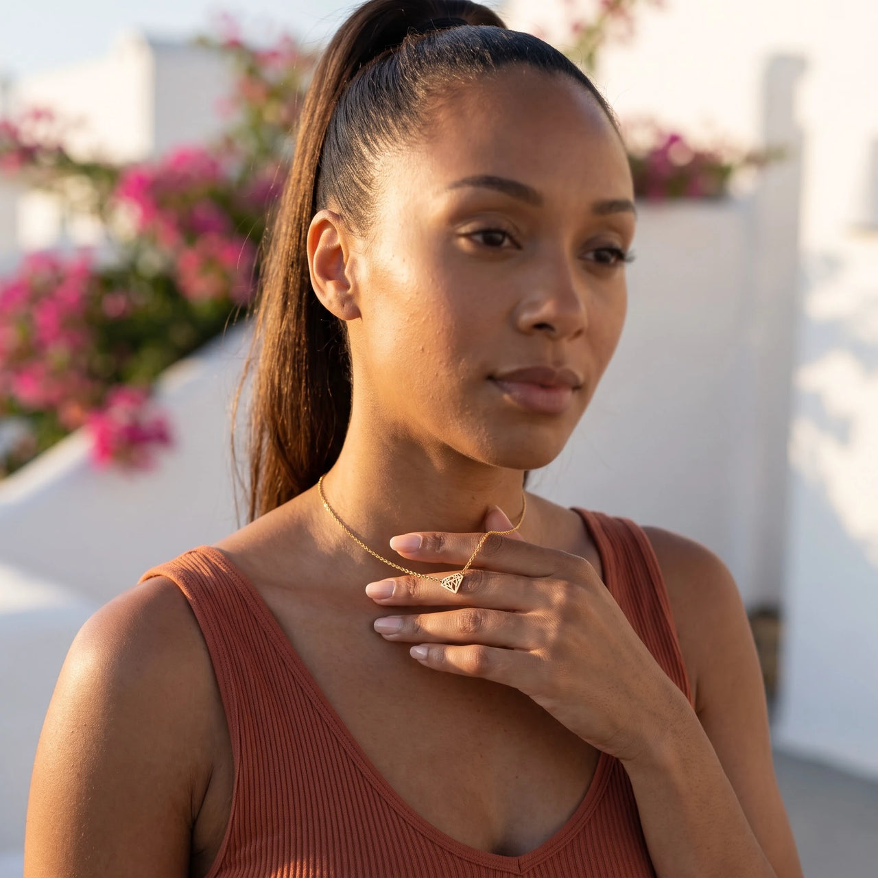 Collana acciaio donna — foto indossata nei gesti di tutti i giorni, oro | SKU: 12791388-gold
