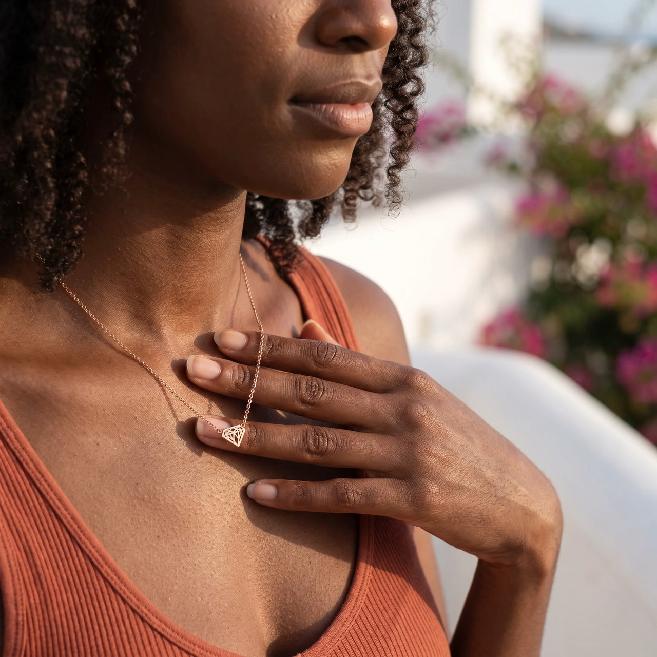 Collana con ciondolo — foto indossata nei gesti di tutti i giorni, oro rosa | SKU: 12791388-rose-gold