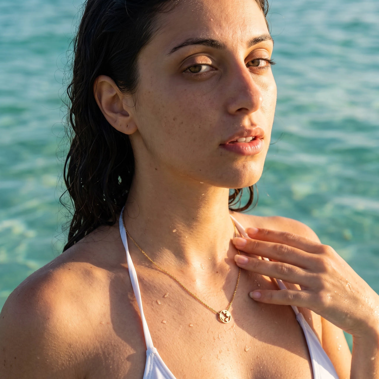 Collana mondo — foto indossata in acqua, waterproof, oro | SKU: 22173453-gold