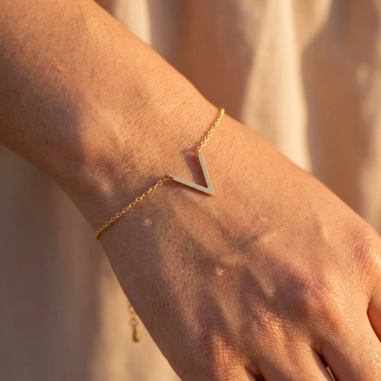 Bracciale v — primo piano dei dettagli, oro | SKU: 9443177-gold