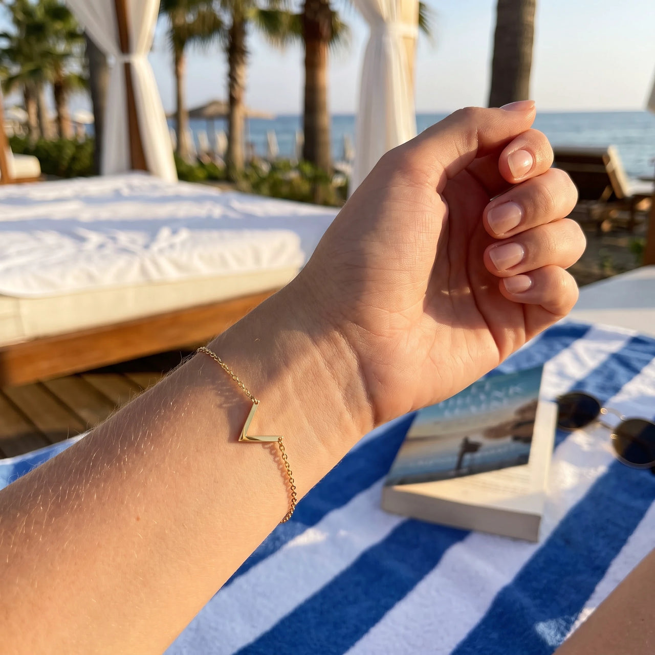 Bracciale v — foto indossata, misura reale, oro | SKU: 9443177-gold