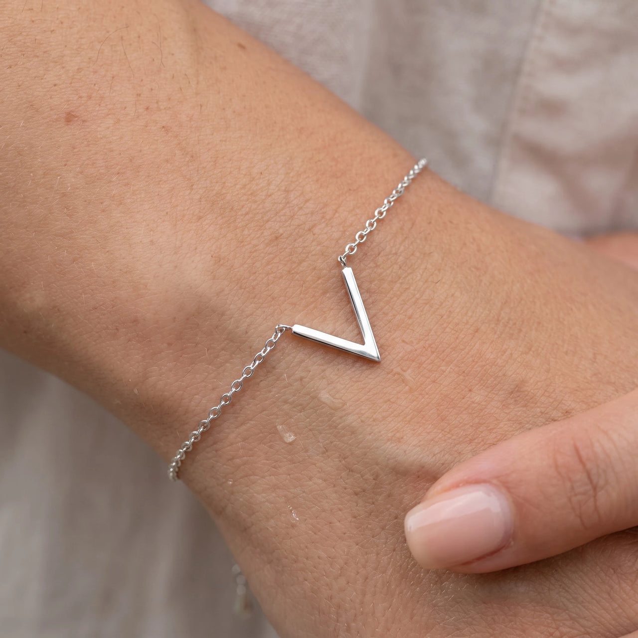 Bracciale v — primo piano dei dettagli, argento | SKU: 9443177-white-gold