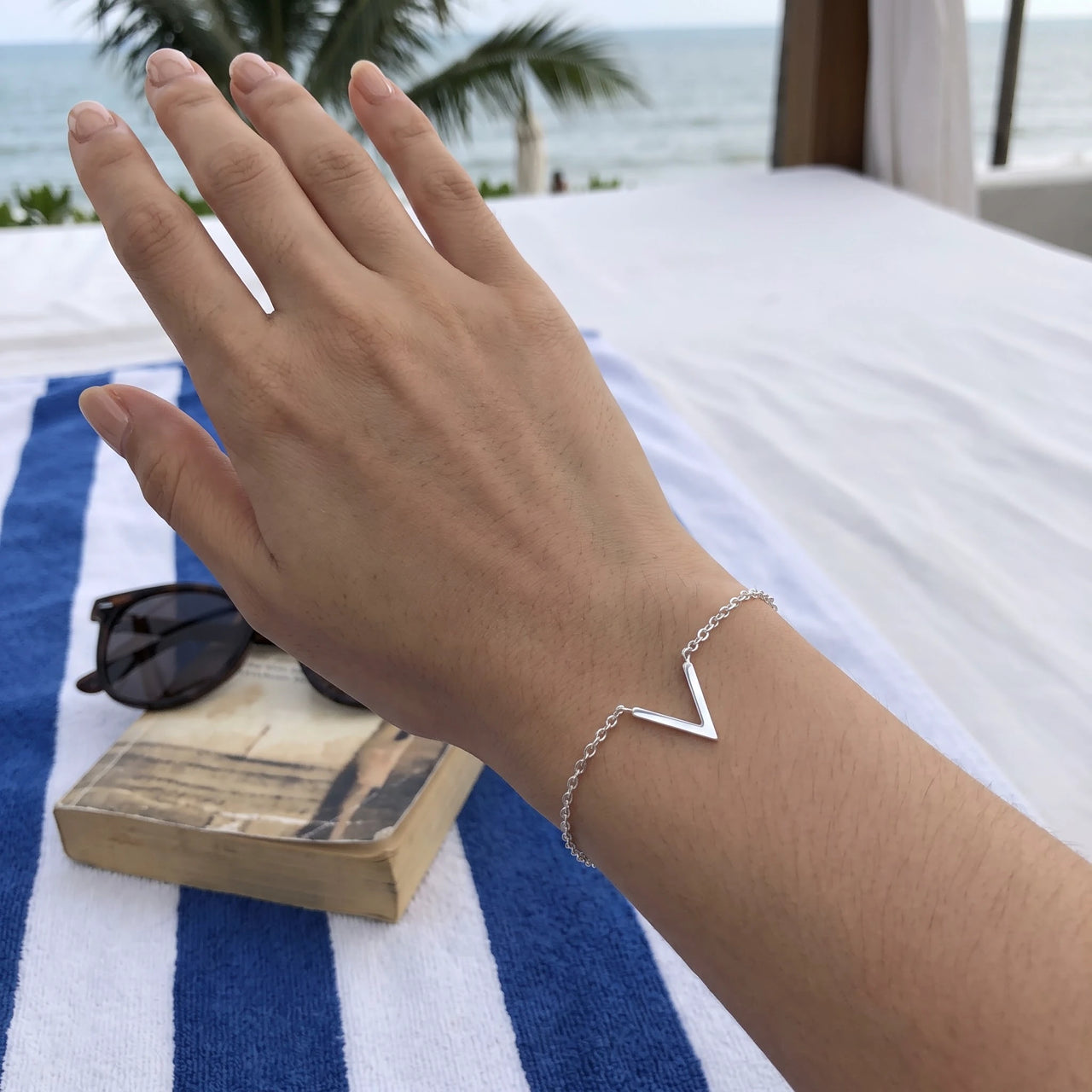 Bracciale v — foto indossata, misura reale, argento | SKU: 9443177-white-gold