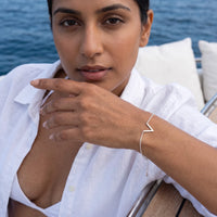 Thumbnail for Bracciale v — foto indossata, argento | SKU: 9443177-white-gold