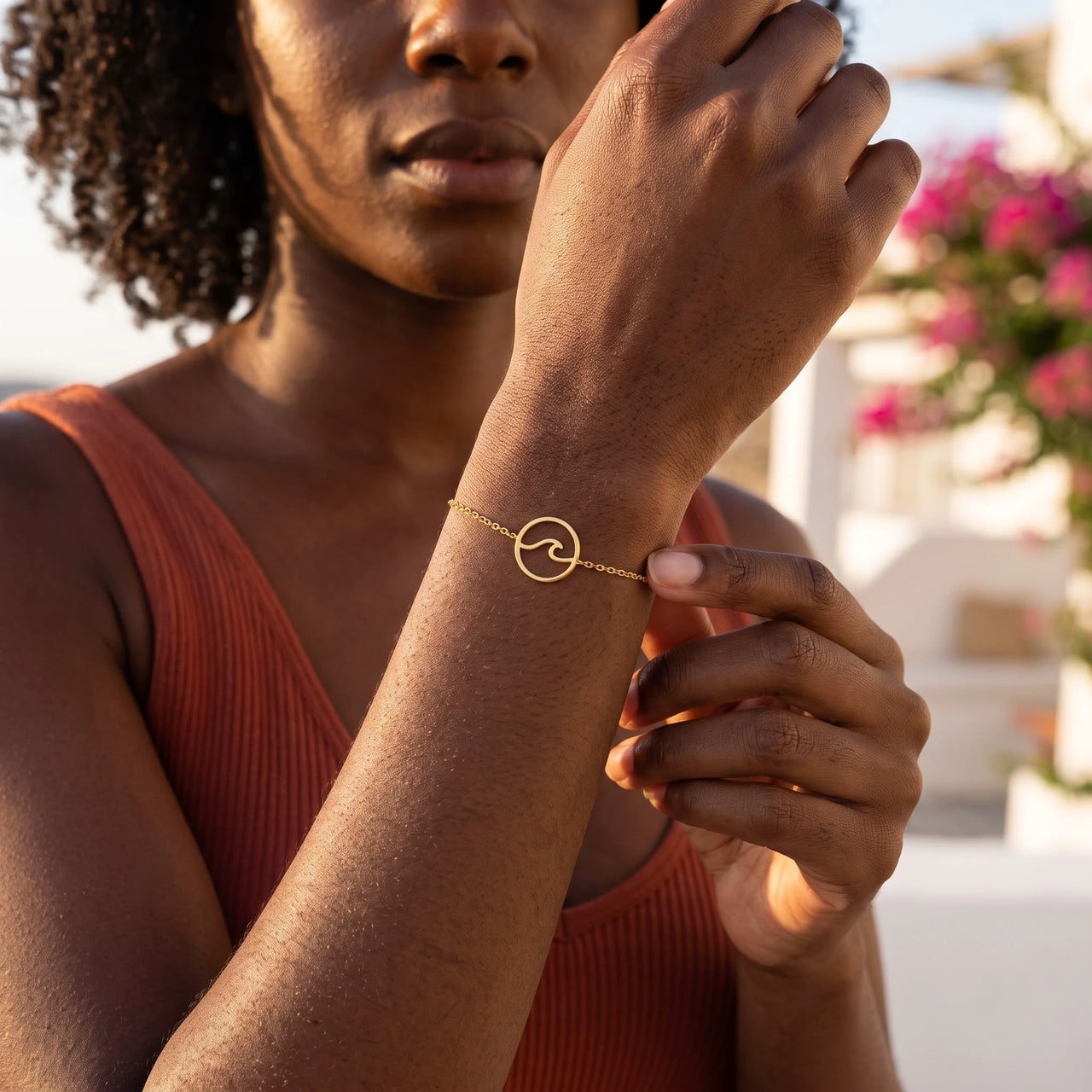 Bracciale onda — foto indossata nei gesti di tutti i giorni, oro | SKU: 17429078-gold