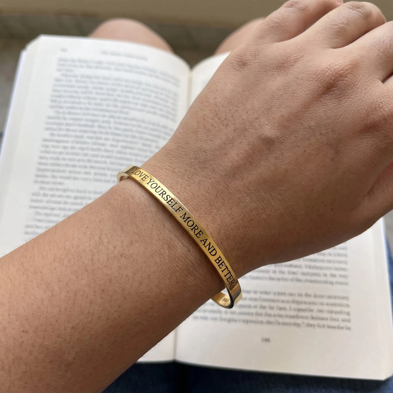 Bracciale inciso — foto indossata, misura reale, oro | SKU: lymab-g