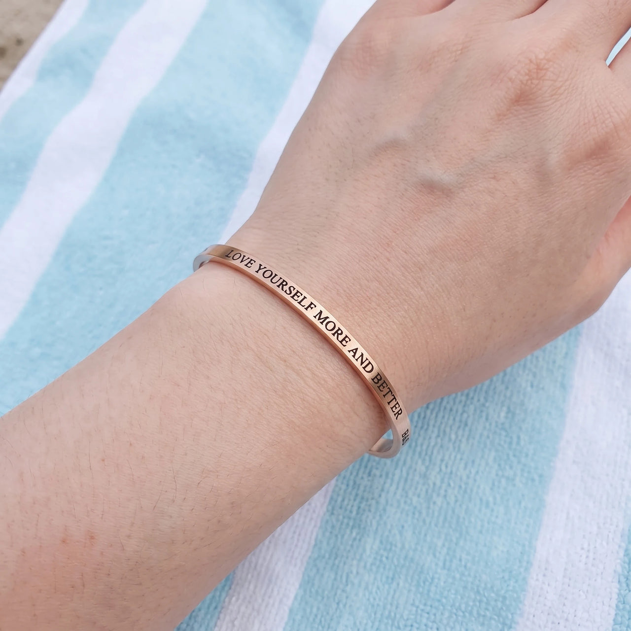 Bracciale inciso — foto indossata, misura reale, oro rosa | SKU: lymab-rg