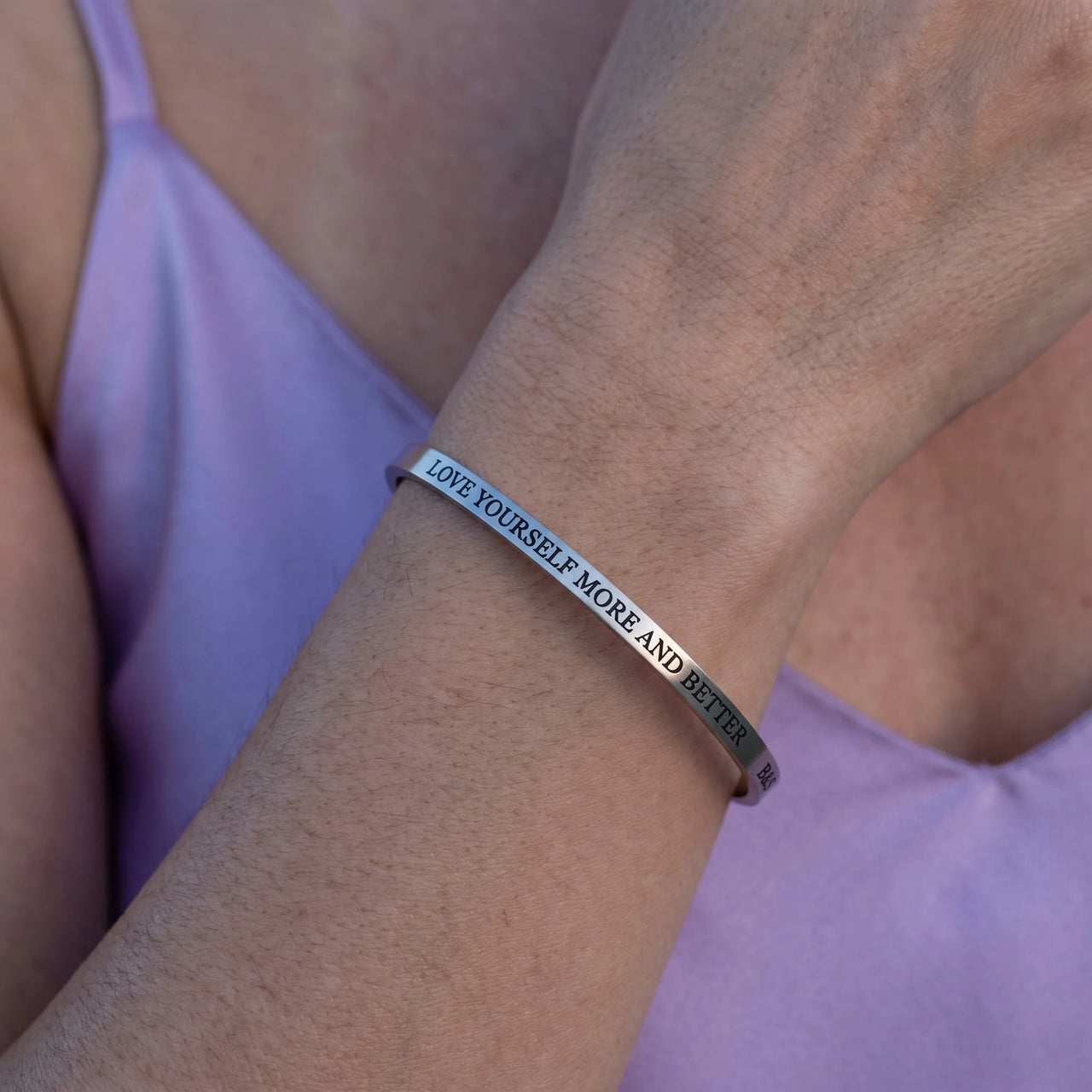 Bracciale rigido donna — primo piano dei dettagli, argento | SKU: lymab-wg