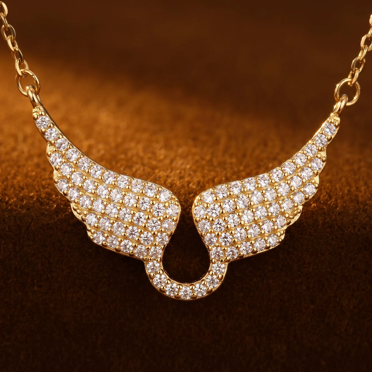 Close-up of the gold necklace | SKU: 42002-gold