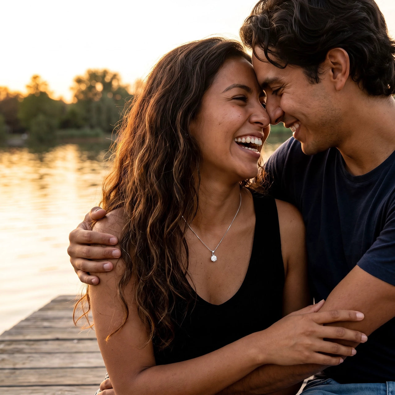 A couple on a date, she wears the silver necklace | SKU: 505665