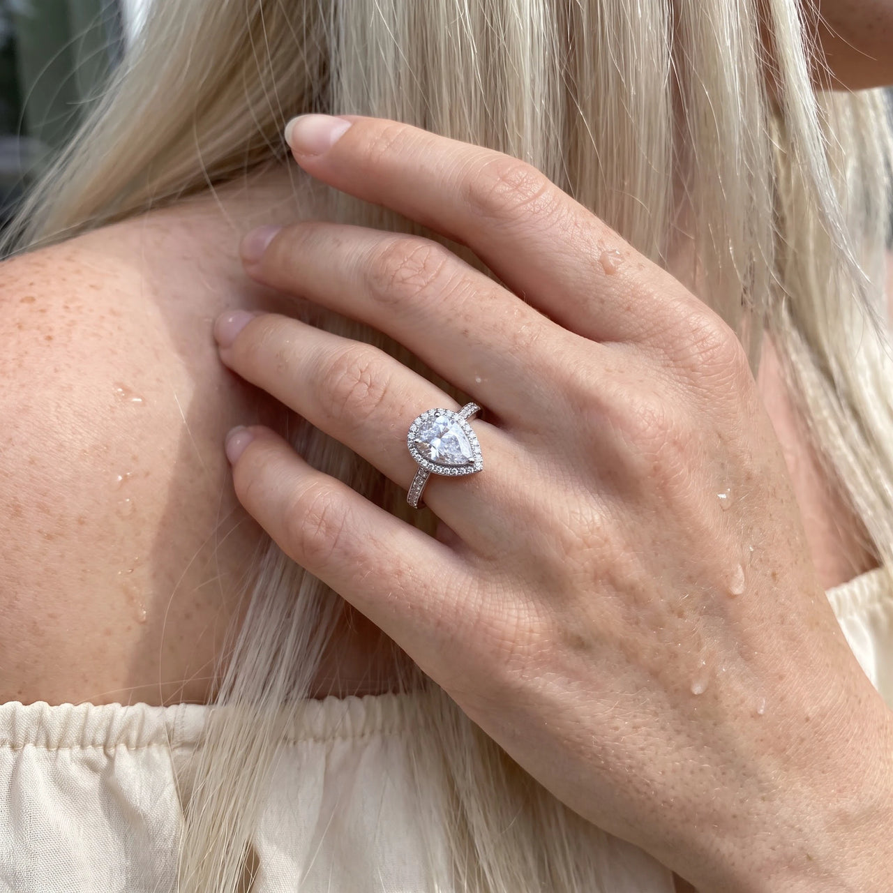 Close-up of the silver ring worn on the skin | SKU: 505162-4.5-silver