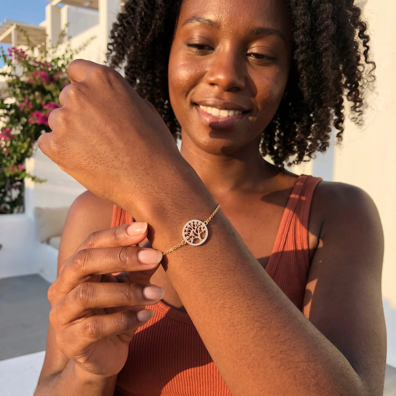 Bracciale albero della vita — foto indossata nei gesti di tutti i giorni, oro | SKU: 18963309-gold