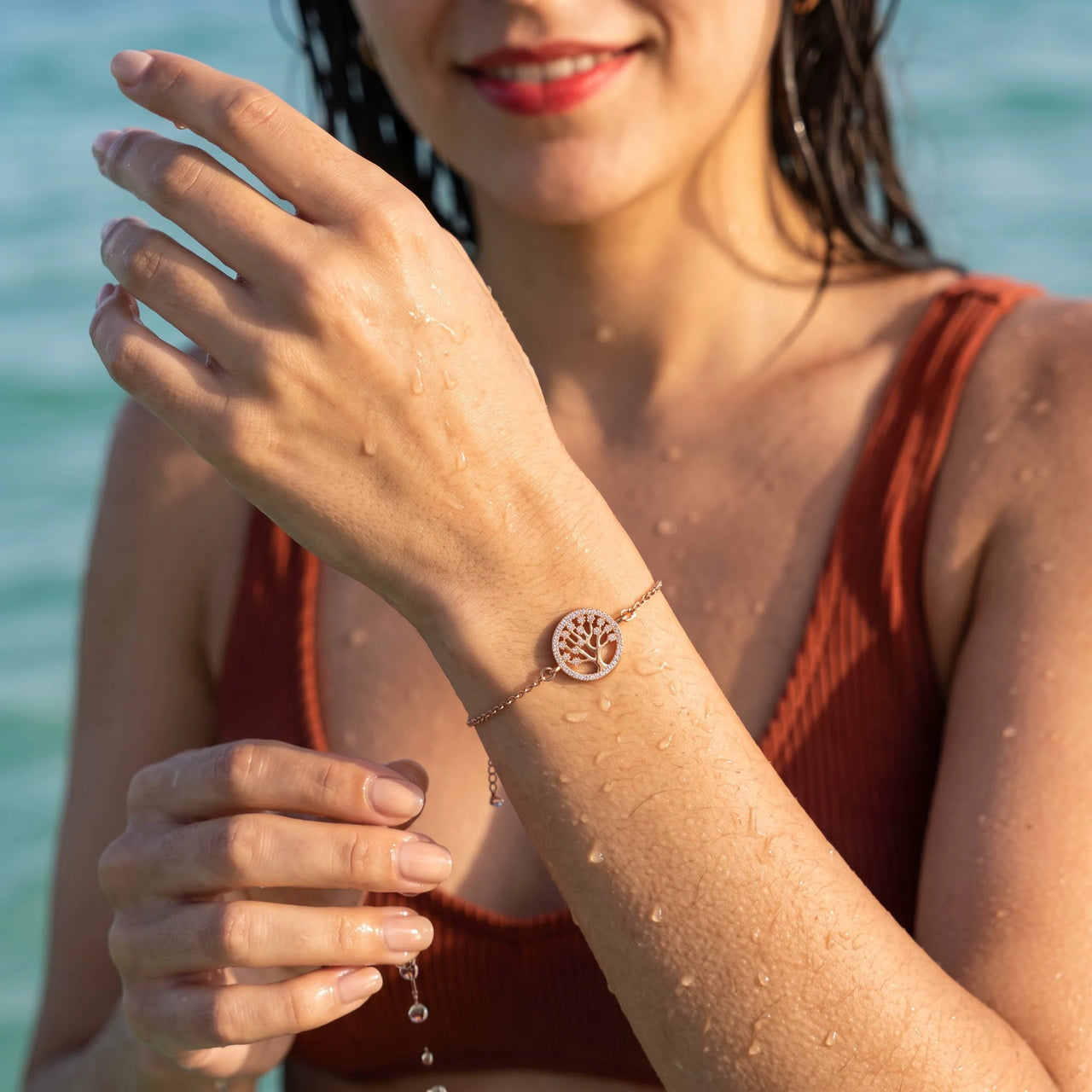 Bracciale charm — foto indossata in acqua, waterproof, oro rosa | SKU: 18963309-rose-gold