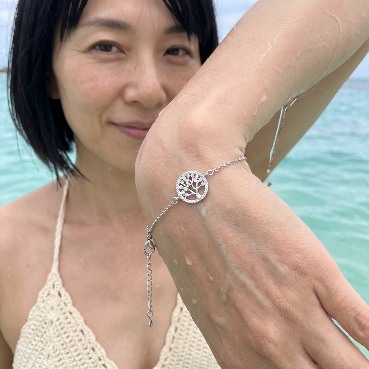 Bracciale charm — foto indossata in acqua, waterproof, argento | SKU: 18963309-white-gold