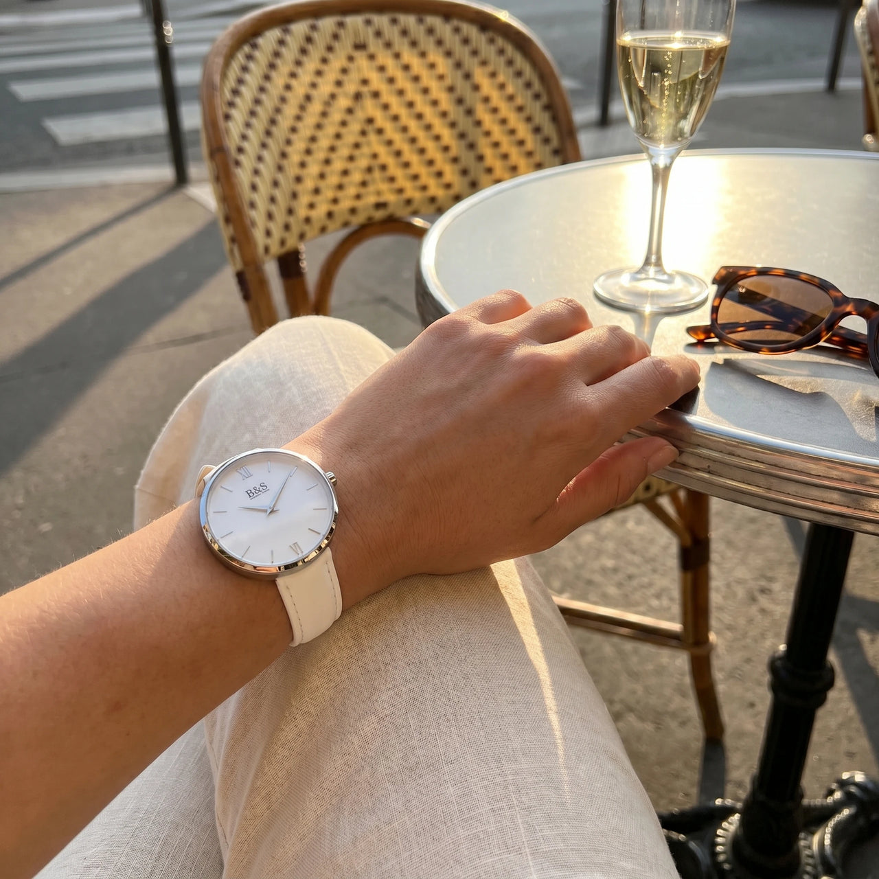 White Purity Paris cafe — lug-less round case